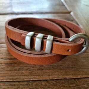 Smalle leren damesriem cognac